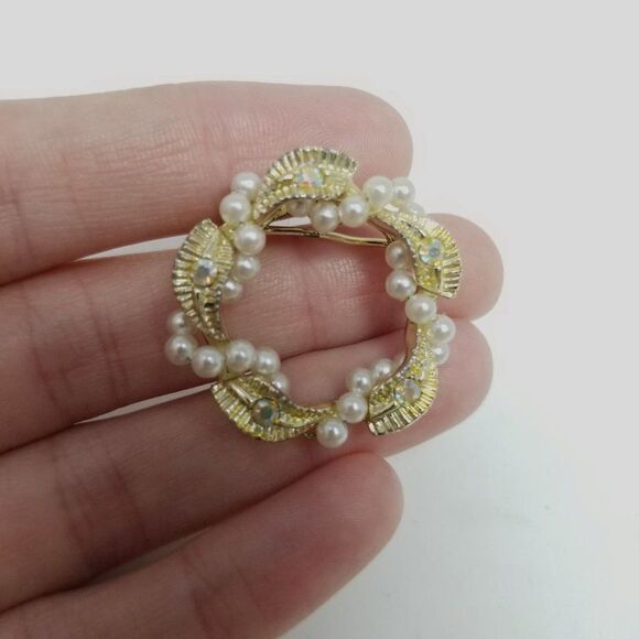 Vintage Gold Tone Faux Pearl and Rhinestone Wreath Circle Shape Brooch, Retro - Picture 6 of 6